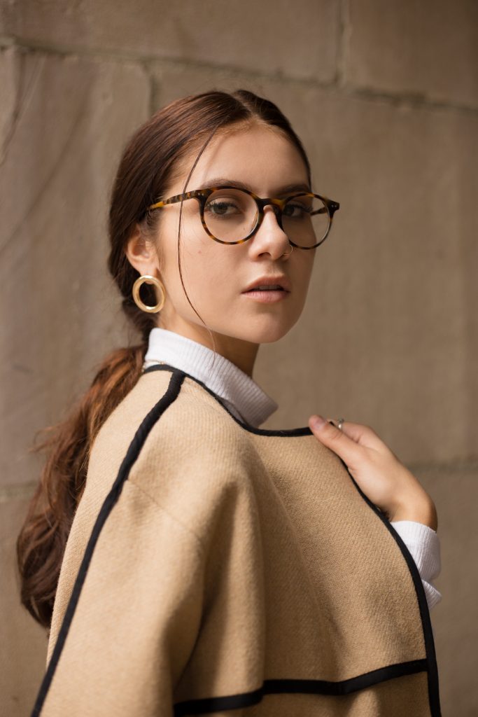 Femme élégante portant des lunettes de vue tendance